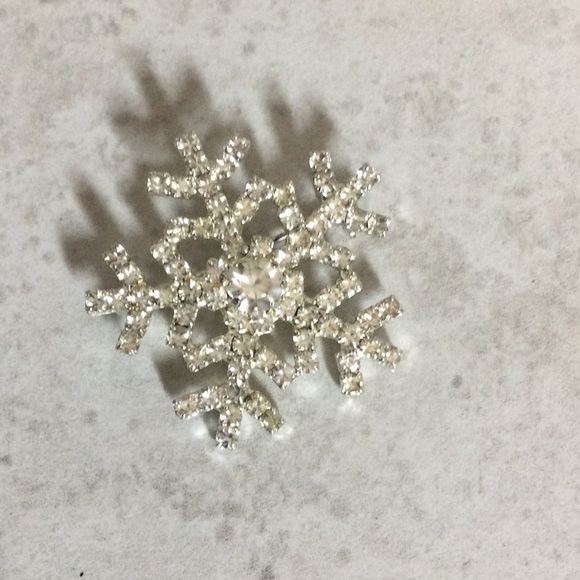 Blingy snowflake silver brooch - Picture 3 of 6